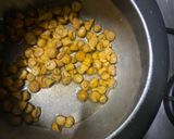 A picture of step 1 of Mangodi with rice.