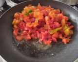Foto del paso 1 de la receta: Falsa "pizza" de pimiento y tomate caramelizados🍅🌶️🍕