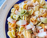 Foto del paso 7 de la receta: Ensalada de margaritas con palitos de cangrejo, atún y huevo