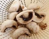 Hình bước làm 1 của món Canh Bí Ngòi Nấm Mỡ Nước Xương Gà