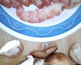 Foto del paso 5 de la receta Garbanzos guisados en cúrcuma con shiitake y gambones