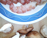 Foto del paso 5 de la receta: Garbanzos guisados en cúrcuma con shiitake y gambones