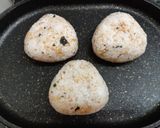 รูปขั้นตอนการทำที่ 4 ของ Yaki Onigiri (ข้าวปั้นย่าง)