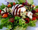 Une image de l'étape 6 de Salade de tomates et Burrata.