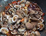Foto langkah ke 3 dari resep Kerang saos lada hitam.