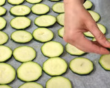 Foto del paso 2 de la receta: Minipizzas margarita de calabacín en freidora de aire