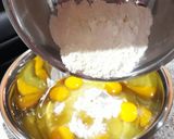 Foto langkah ke 1 dari resep Bolu Gulung Strawberry/Blueberry lembut irit telur.