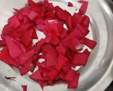 पारंपारिक रोझ रवा केक.. (paramkarik rose rava cake recipe in marathi) रेसिपी स्टेप 3 फोटो 