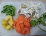 Foto langkah ke 1 dari resep Sayur Sop Ayam Empuk.