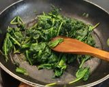 Foto del paso 3 de la receta: Espinacas frescas con uva caramelizada y salchicha criolla dorada