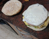 Foto del paso 7 de la receta: Hamburguesa de pollo, tortilla francesa, queso curado y mayonesa de cebolla