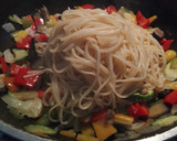 Foto del paso 3 de la receta: Tallarines con verduras salteadas
