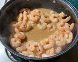 Foto del paso 2 de la receta: Camarones 🍤 marinados con jugo de toronja 🍊 agria con crema servidos con lechuga 🥬 cebolla 🧅 morada