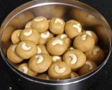 બેસન ના લાડુ (Besan Laddu Recipe In Gujarati) રેસીપી સ્ટેપ4ફોટો
