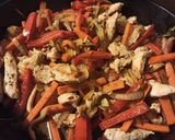 Foto del paso 5 de la receta: Pollo y vegetales al wok (sin wok)