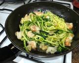 Foto del paso 6 de la receta Espagueti de calabacín salteados con ajo laminado y gambón