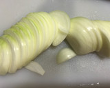 Foto del paso 2 de la receta: Berenjena, cebolla y cerdo con miso