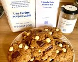 Une image de l'étape 5 de Cookies à la purée de noisettes, chocolat noir à la fleur de sel Omie et noisettes entières grillées.
