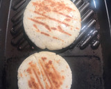 Foto del paso 2 de la receta: Arepa de maíz con semillas de chía y linaza