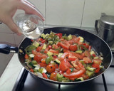 Foto del paso 2 de la receta: Huevos a la sartén con verduras