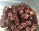 Foto langkah ke 1 dari resep Daging saus tiram (saikoro cube).