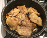 Foto del paso 1 de la receta: Pollo en salsa de chile ancho y chile pasilla