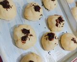 Foto langkah ke 6 dari resep Roti Isi Coklat Simple.