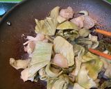 Hình bước làm 4 của món Cải chua xào gân bò