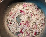 Gyors cukkinis kolbászos egytál paradicsommártásban recept fázis 2 fotója