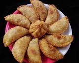 A picture of step 7 of Mawa filled fried modak#ganesha.