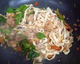 รูปขั้นตอนการทำที่ 3 ของ เฟตตูชินี่ผัดขี้เมา,เอ็นข้อไก่นุ่ม