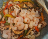 Foto del paso 3 de la receta: Salteado de verduras, chipirones y gambas