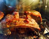 Hình bước làm 6 của món Sườn nướng tảng và khoai tây bỏ lò. 🍽🥔🍖