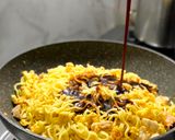 Foto langkah ke 5 dari resep Mie Goreng Lada hitam.