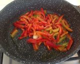 Foto del passaggio 1 della ricetta Linguine con orata, peperoni, datterini gialli e pistilli di zafferano