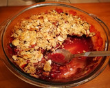 Foto del paso 5 de la receta: Ciruelas moradas con crumble de copos de avena y almendras