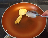 Foto del paso 1 de la receta: Tosta de manzana caramelizada con queso azul