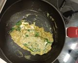 Foto del paso 3 de la receta: Tortilla de espinacas con curry y queso brie