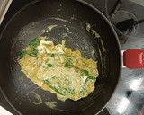 Foto del paso 3 de la receta: Tortilla de espinacas con curry y queso brie