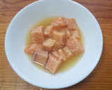 Foto del paso 2 de la receta: Ceviche de salmón con piña y jugo de naranja agria