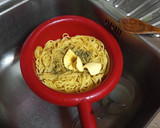Foto del paso 1 de la receta: Salteado de pasta con pollo, gambas y calabacín