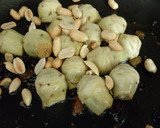Foto del paso 4 de la receta: Salmón frito y salteado de alcachofas con frutos secos y anís