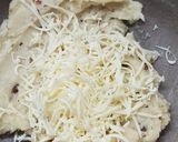A picture of step 5 of White sauce cheese balls.