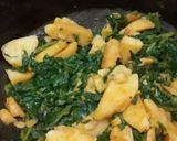 A picture of step 4 of Spinach and potato dry curry.