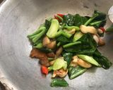 รูปขั้นตอนการทำที่ 3 ของ ผัดคะน้าหมูกรอบไข่ดาวราดข้าว
