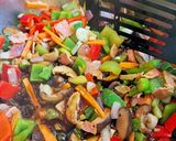 Φωτογραφία βήματος 10 της συνταγής Yaki Udon Stir Fry με λαχανικά και μπέικον C&G