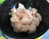 Une image de l'étape 2 de Poulet aux champignons, coriandre et crème de masala.