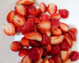 Foto langkah ke 1 dari resep Korean Strawberry Milk.