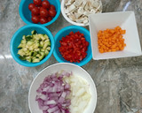 Foto del paso 1 de la receta: Fideos integrales con verduras 🧅🥕🫑🍅🧄