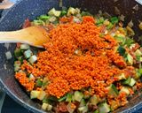 Une image de l'étape 18 de Lentilles corail aux saucisses, légumes, pistaches et coriandre.